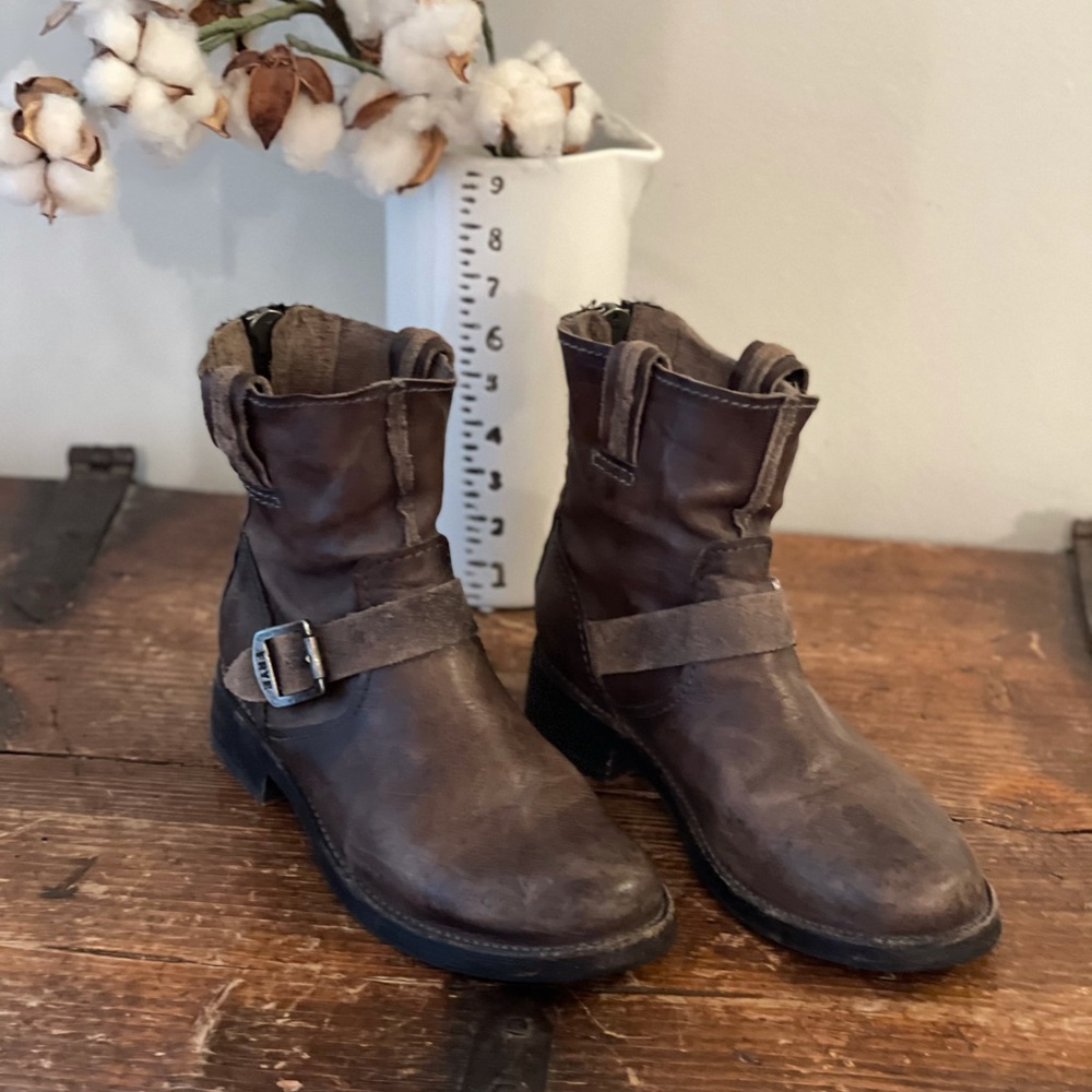 Frye boots Vicky Artisan Back Zip